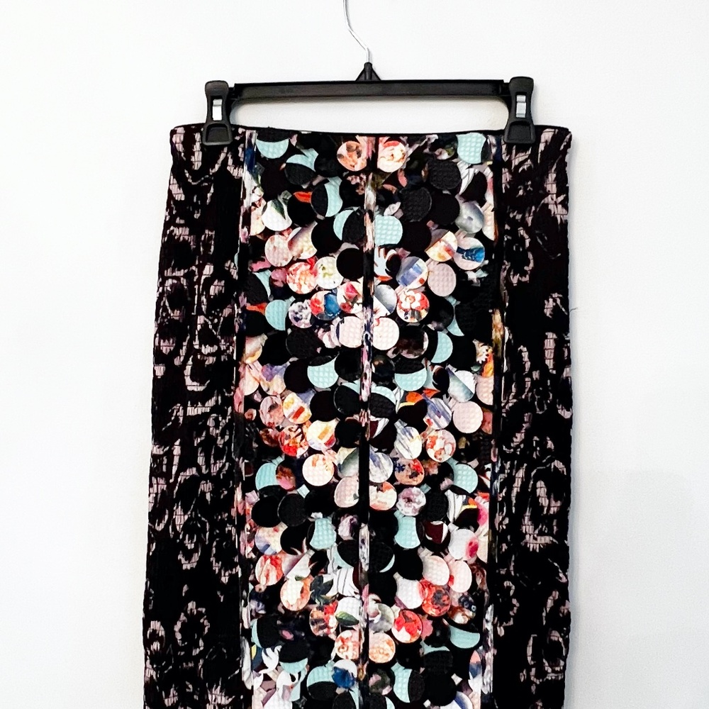 Short elegant Skirt with #D detail